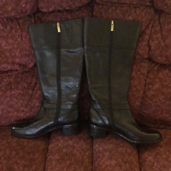 Black Leather Bandolino Heeled Boots - Picture 3 of 7